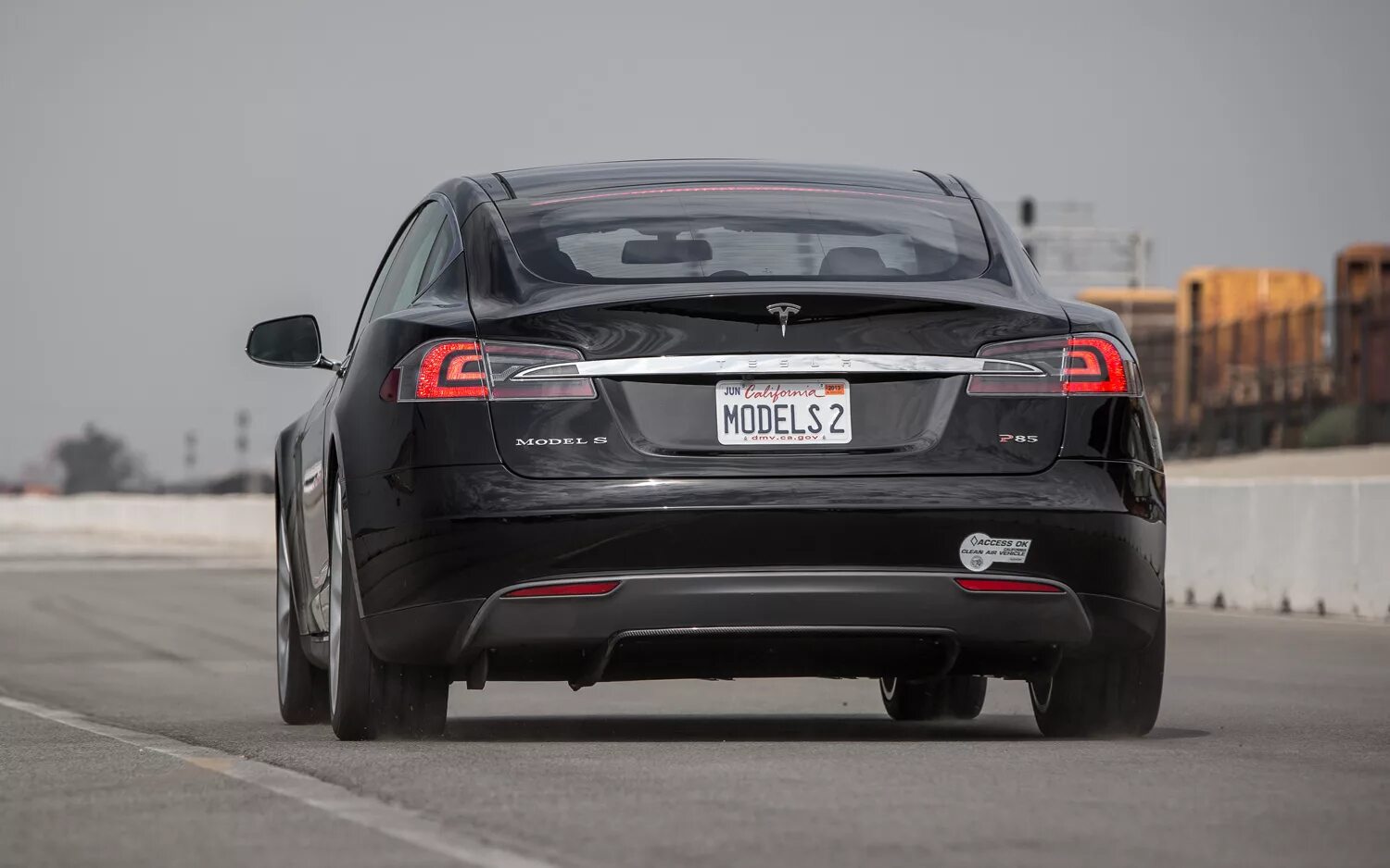 Фото машина задний. Тесла model s сзади. Tesla model s вид сзади. Tesla model 3 сзади. Машина Tesla model s сзади.