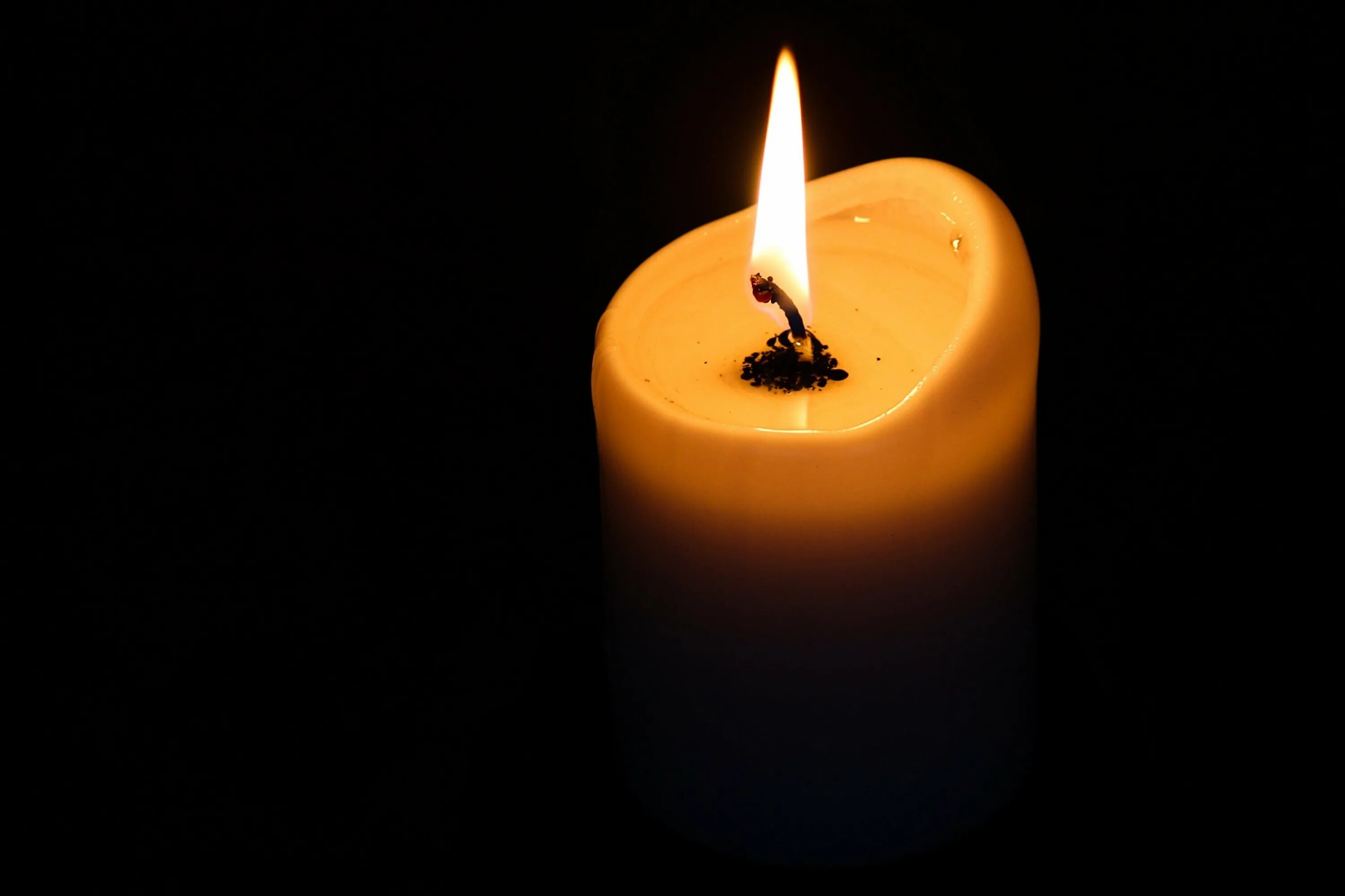 Свечка картинка. Свеча. Зажженная свеча. Свеча на черном фоне.
