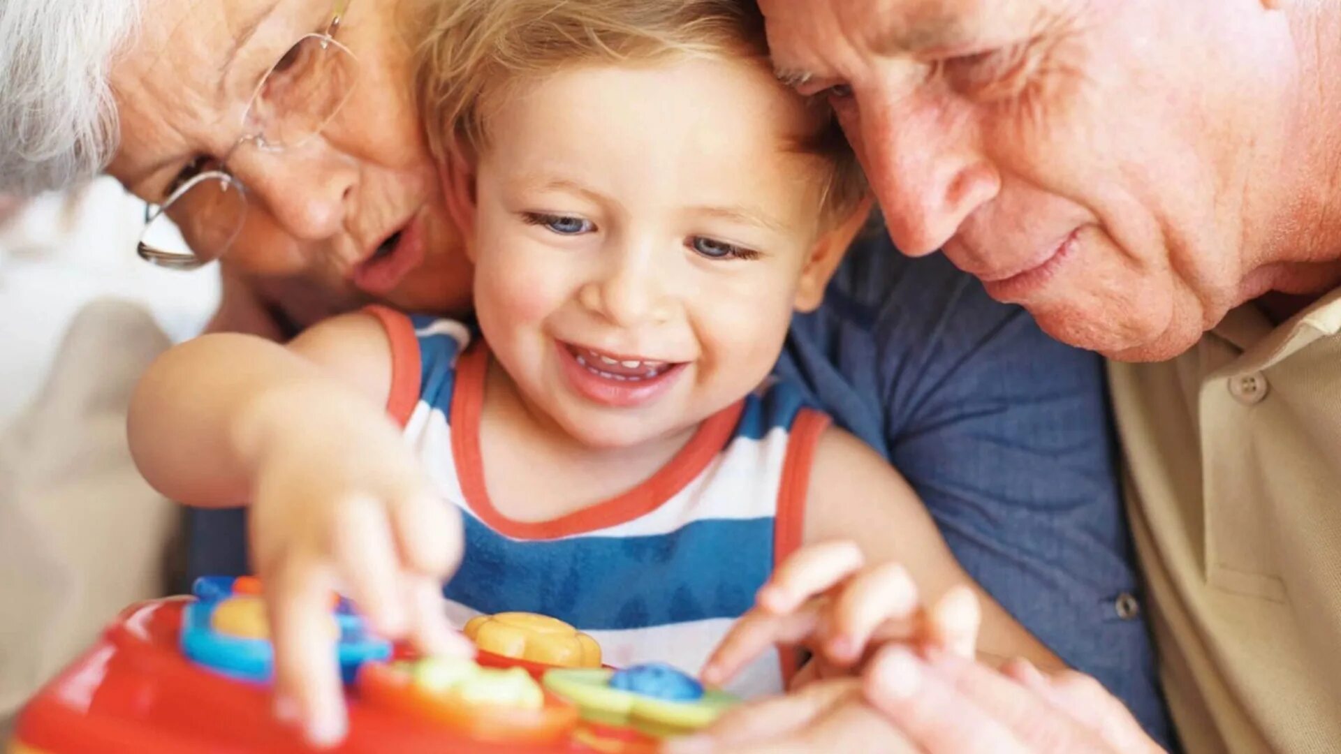 Пожилые люди с детьми и внуками. Бабушка и дедушка делают. Бабушка и дедушка с внуками. Подарок бабушке и дедушке. Пожилые люди и дети.