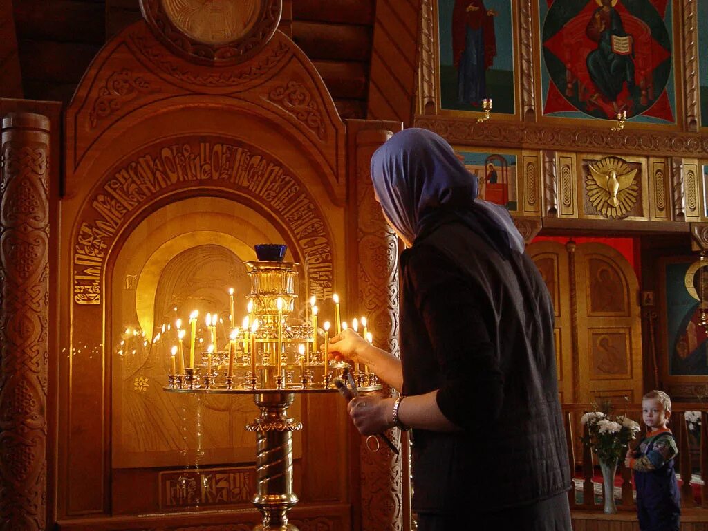 Молитва православной женщины. Православный храм. Женщина в храме. Девушка молится в церкви. Человек молится в храме.