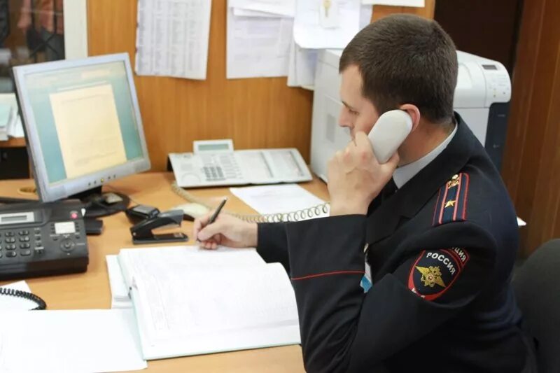 человек звонит в полицию. полицейский. следователь вызывает по телефону. сотрудники правоохранительных органов. вызов полиции.