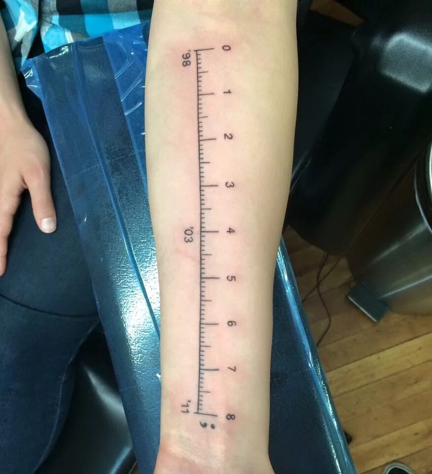 Сантиметр без фона. Тринадцатисантиметровый. 13 см. Как выглядит 10 сантиметров. 15 сантиметровая линейка в руке.