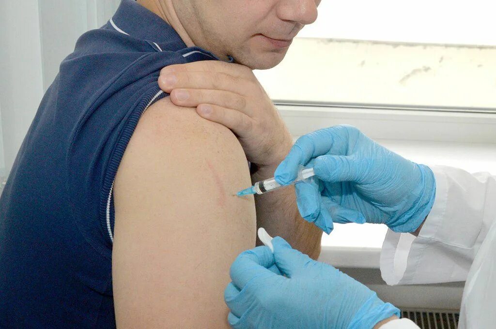 Прививка в плечо можно ли мыться. Введение вакцины. Укол прививка.