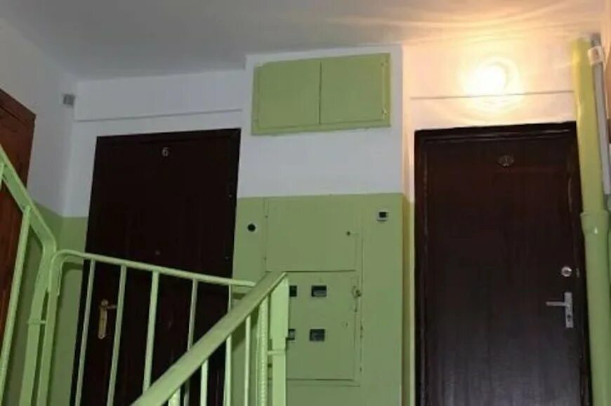 Дверь подъезда хрущевки. Синий подъезд. Красивые подъезды многоквартирных домов. Красивый подъезд. Красивый подъезд к дому.