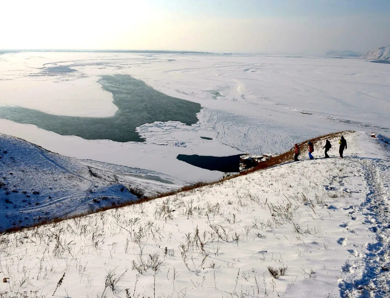 Снежные горы республика хакасия. Турбаза снежный барс хакасия. Хакасия зимой фото. Природа хакасии зимой. Глэмпинг снежный барс хакасия.