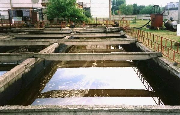 Водоочистные сооружения гальванического цеха. Очистные сооружения нефтепродукты. Резервуары для нефтепродуктов. Комбинированный песко-нефтеуловитель. Очистные сооружения нефтепродукты.