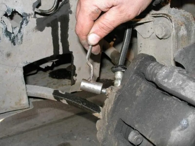 Как заменить тормозные на ваз 2110. Штуцер тормозной трубки ваз 2110. тормозной штурец ваз 2111. штуцер тормозной ваз 2110. штуцер прокачки тормозов ваз 2112.