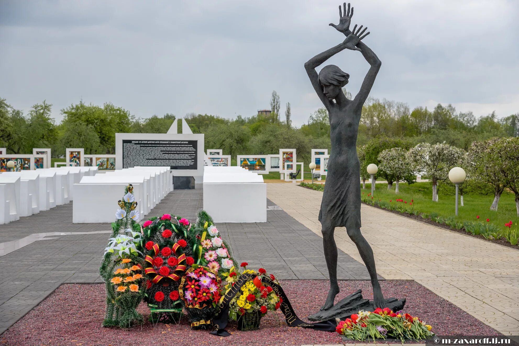 Памятник жертвам великой отечественной войны. Мемориал красный берег в Беларуси. Мемориальный комплекс красный берег Жлобинский район. Мемориал детям в Белоруссии красный берег. Концлагерь в Беларуси красный берег.