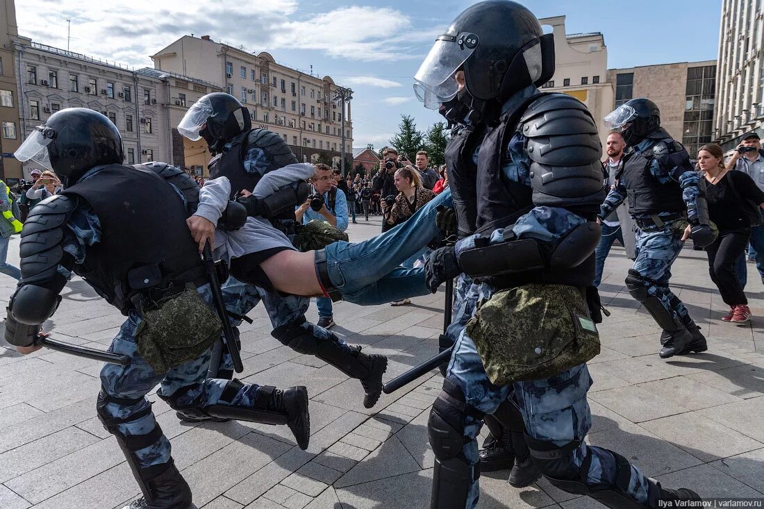 Протесты в Москве. Варламов на митинге. Беспорядки в Москве сегодня. Задержания в москве сегодня последние новости