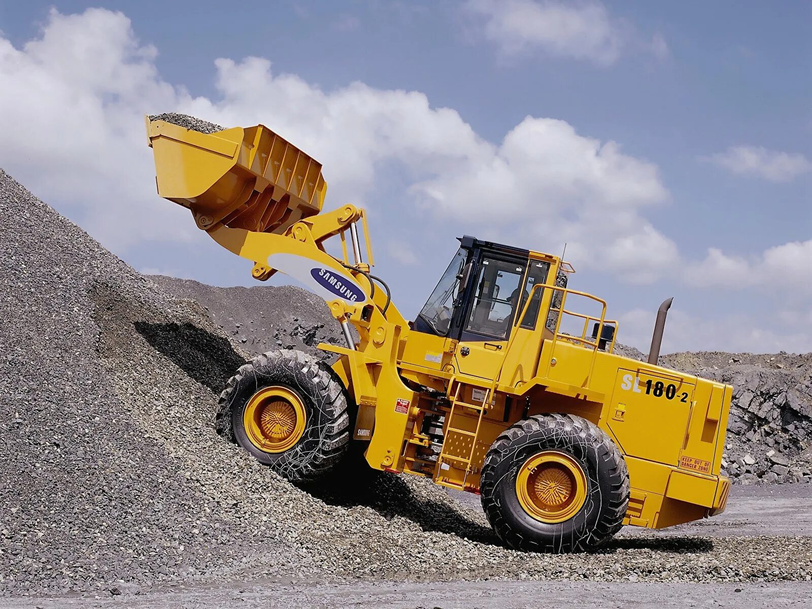 Работа в санкт петербурге на фронтальном погрузчике. Фронтальный погрузчик sl940l. Работа в санкт петербурге на фронтальном погрузчике. Водитель фронтального погрузчика. Трактор фронтальный погрузчик.