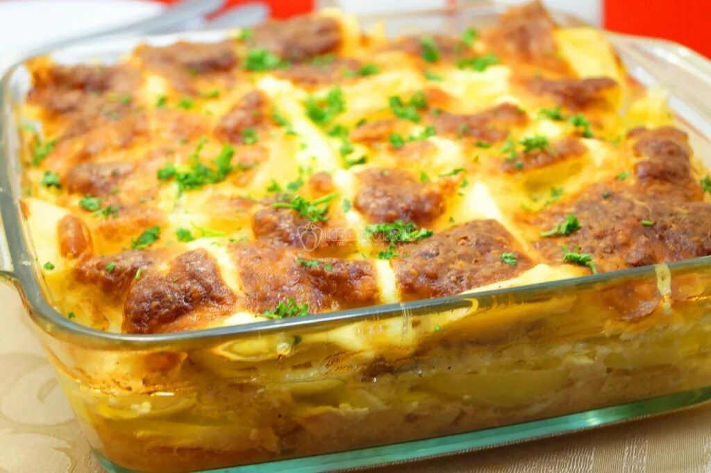 Запеканка с курицей и картошкой. Картофельная с куриным фаршем. Мядзведзь белорусская картофельная запеканка. Запеканка картофельная с фаршем в духовке. Запеканка из картофеля и курицы.