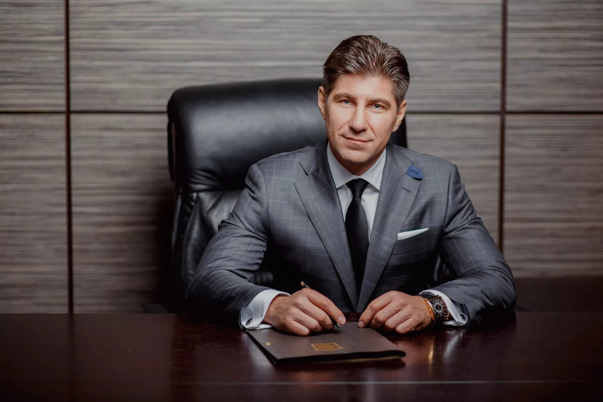 Деловой мужчина. Бизнесмен. Акаев владимир мовлидович. Мужчина в кресле. Бизнесмен в возрасте.