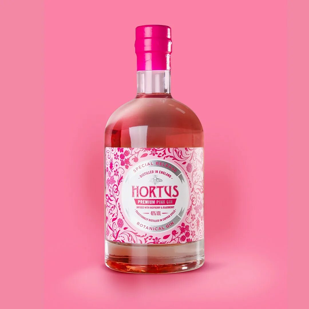 Розовый джин цена. Barrister Джин Pink Gin. Gin розовый. Розовый Джин Pink. Джин в розовой бутылке.