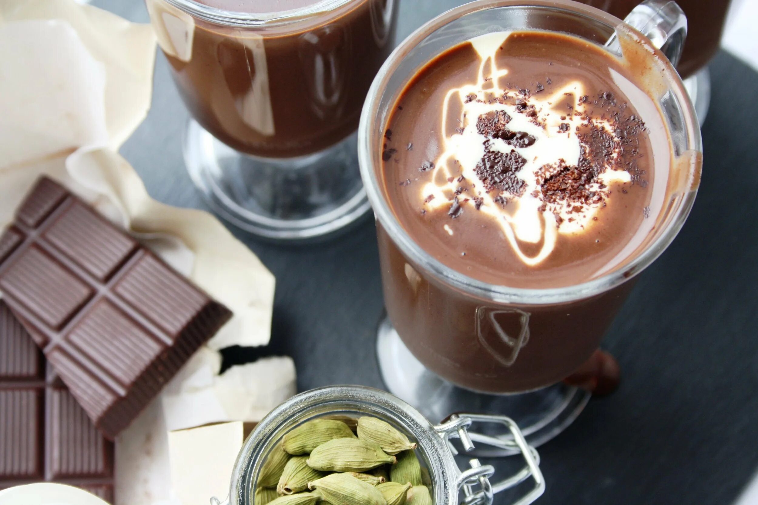 Обычный кофе с молоком. Горячий шоколад cacao. hot chocolate какао напиток. кофе и шоколад. чашка горячего шоколада.