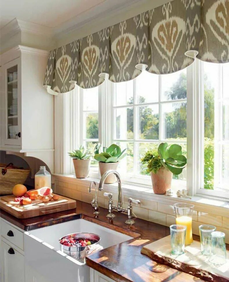 Как украсить кухонный. Декор окна на кухне. Занавеска для кухни. Шторы на кухню. Стильные шторы на кухню.