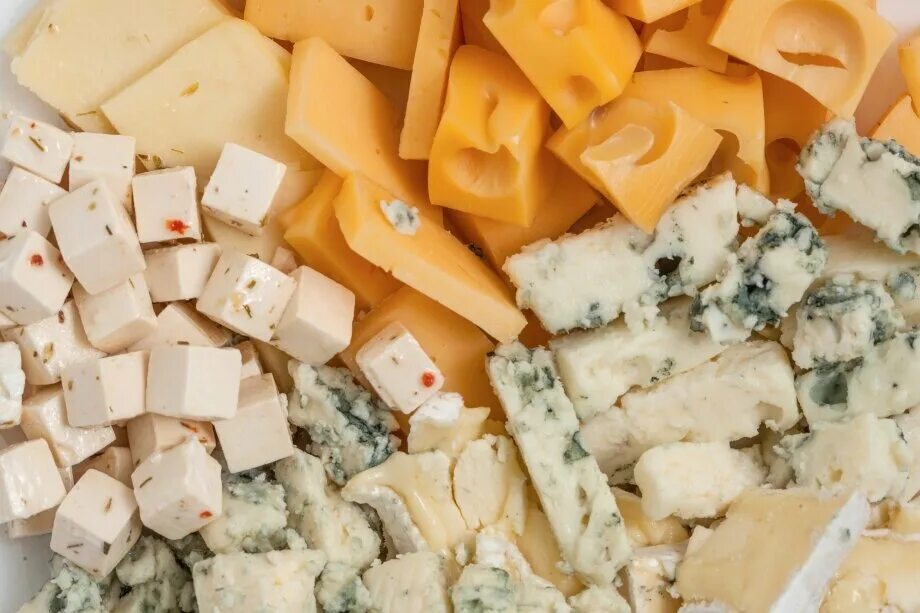 сыр на белом фоне. европейские сыры. сыр твердый. сыр разного цвета. сырная продукция.