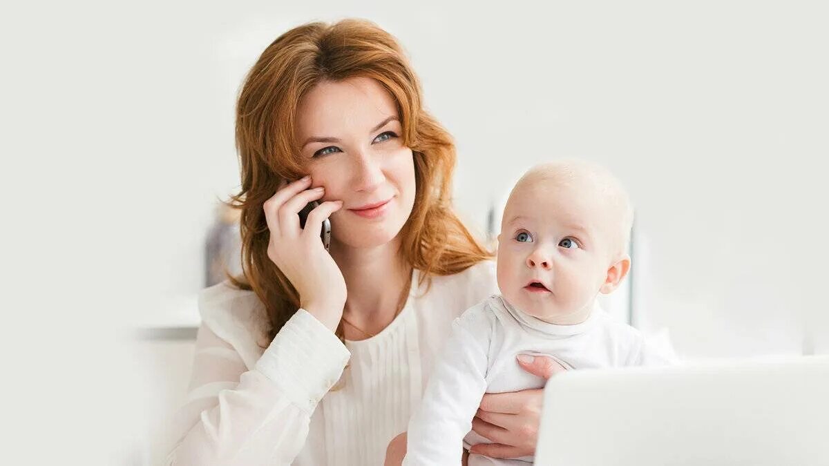 Under mother. Плохие мамочки с детьми. Мама с сыном на закате силуэт. Мама с ребенком сидят на траве. Complementary feeding definition.