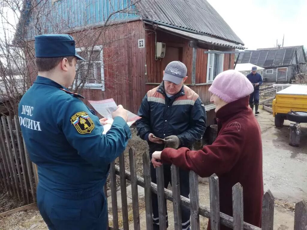 Осуществление профилактики пожаров. Профилактика пожаров МЧС. Рейды по пожарной безопасности. Работники пожнадзора Сыктывкар. Рейды населения.