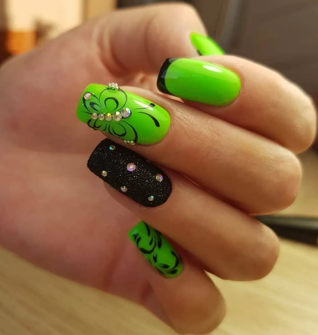 Салатовый маникюр с цветами. Салатовый маникюр. Ногти в зеленых тонах. Дизайн ногтей салатовый. Яркие зеленые ногти.