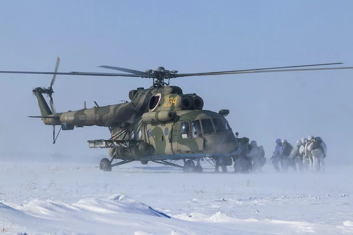 Вертолет десантников. Ми-8 АМТШ десантирование спецназа. Вертолёт ми-8 АМТШ. Mi 8 вертолет Desant. Десантирование с вертолета ми-8.