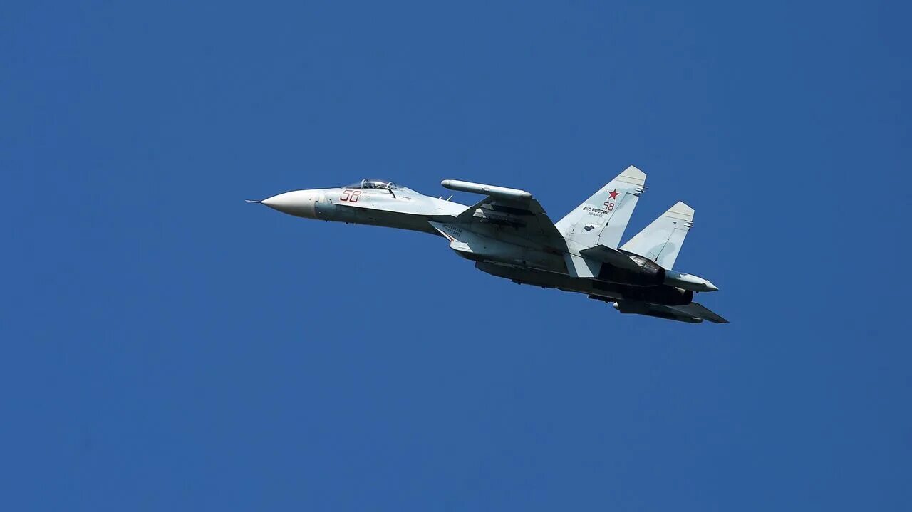 Самолет сша над черным морем. Парад в индии 26 января 2023 года. Истребители подняли в воздух. Истребители подняли в воздух. Су 27 сопровождает конкорд.