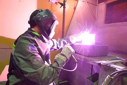 сварщик. электросварщик ручной сварки. сварочный цех реклама. сварщик 1. сварщик 1.