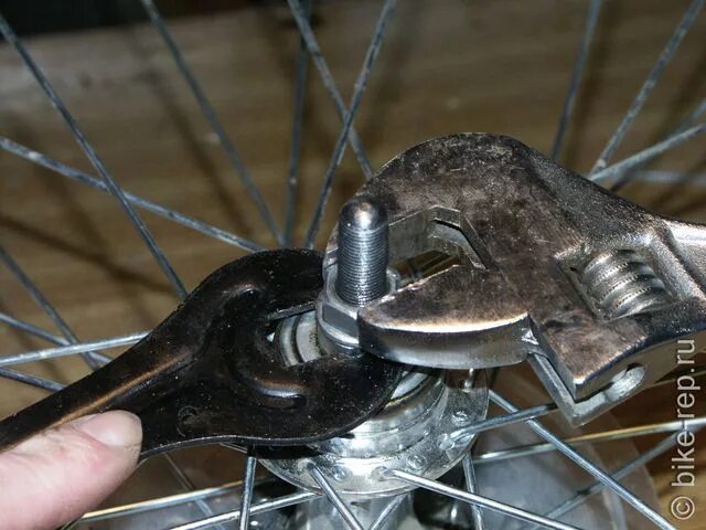 Гайки заднего колеса велосипеда. Втулка велосипедная задняя люфт. Ключ для втулки велосипеда. Ключ для разбора втулки велосипеда. Ключ для оси втулки велосипеда.