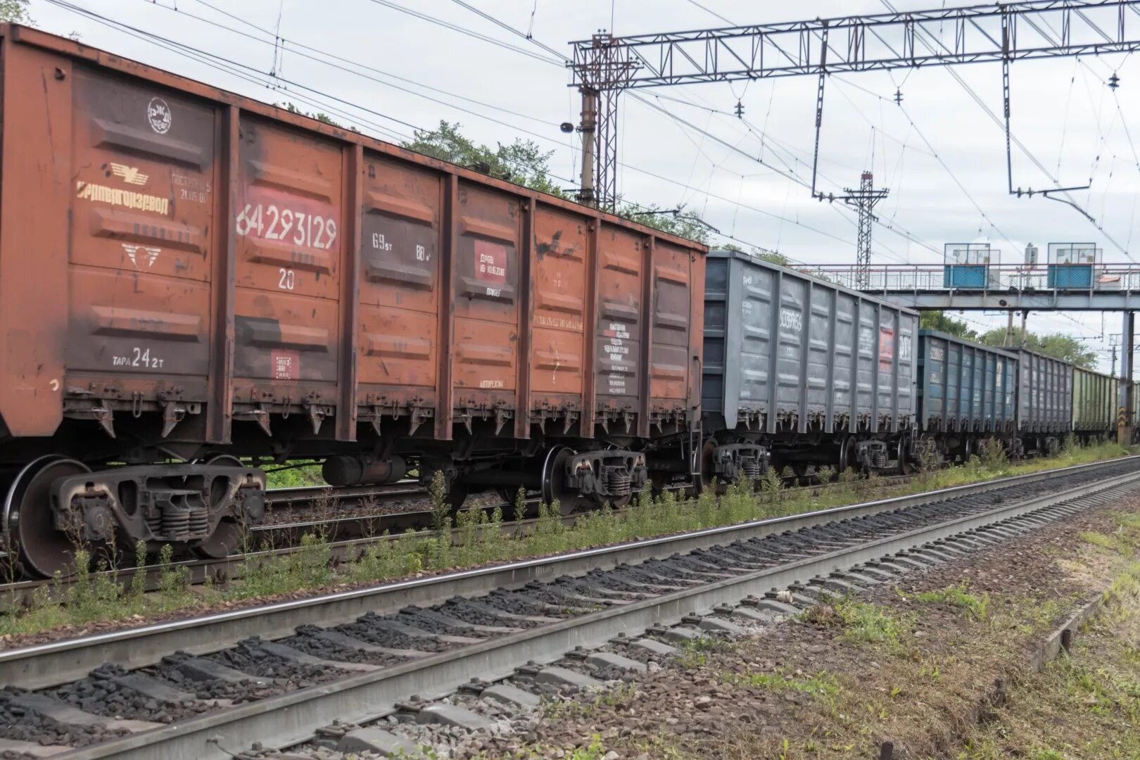 Железнодорожный транспорт грузовые вагоны. Товарняк 440 вагонов. Товарный поезд. Грузовой вагон. Грузовой поезд.