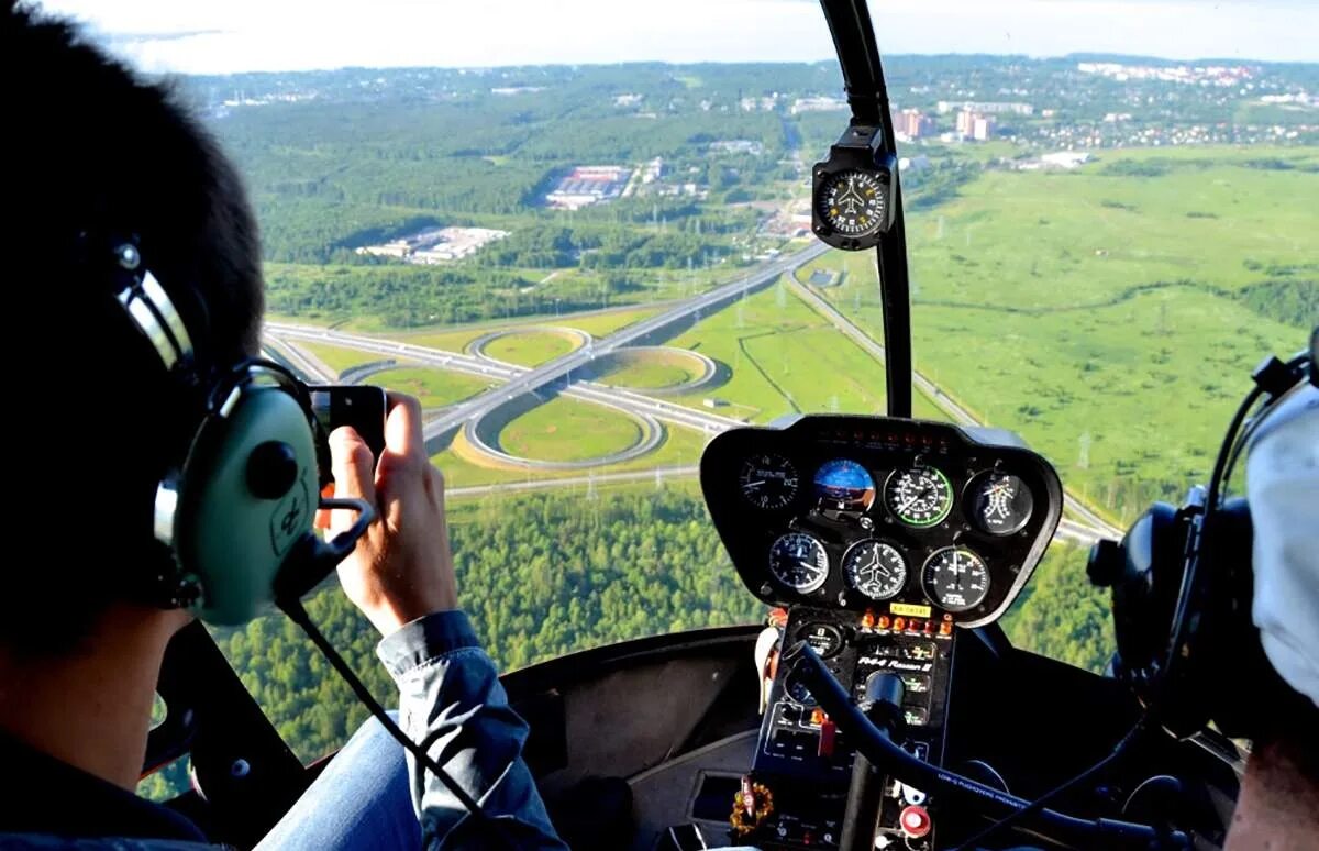 Кабина вертолета robinson r44. Научиться летать на вертолете. Обучающиеся пилоты. Кабина вертолета robinson r44. Полёт на вертолёте.