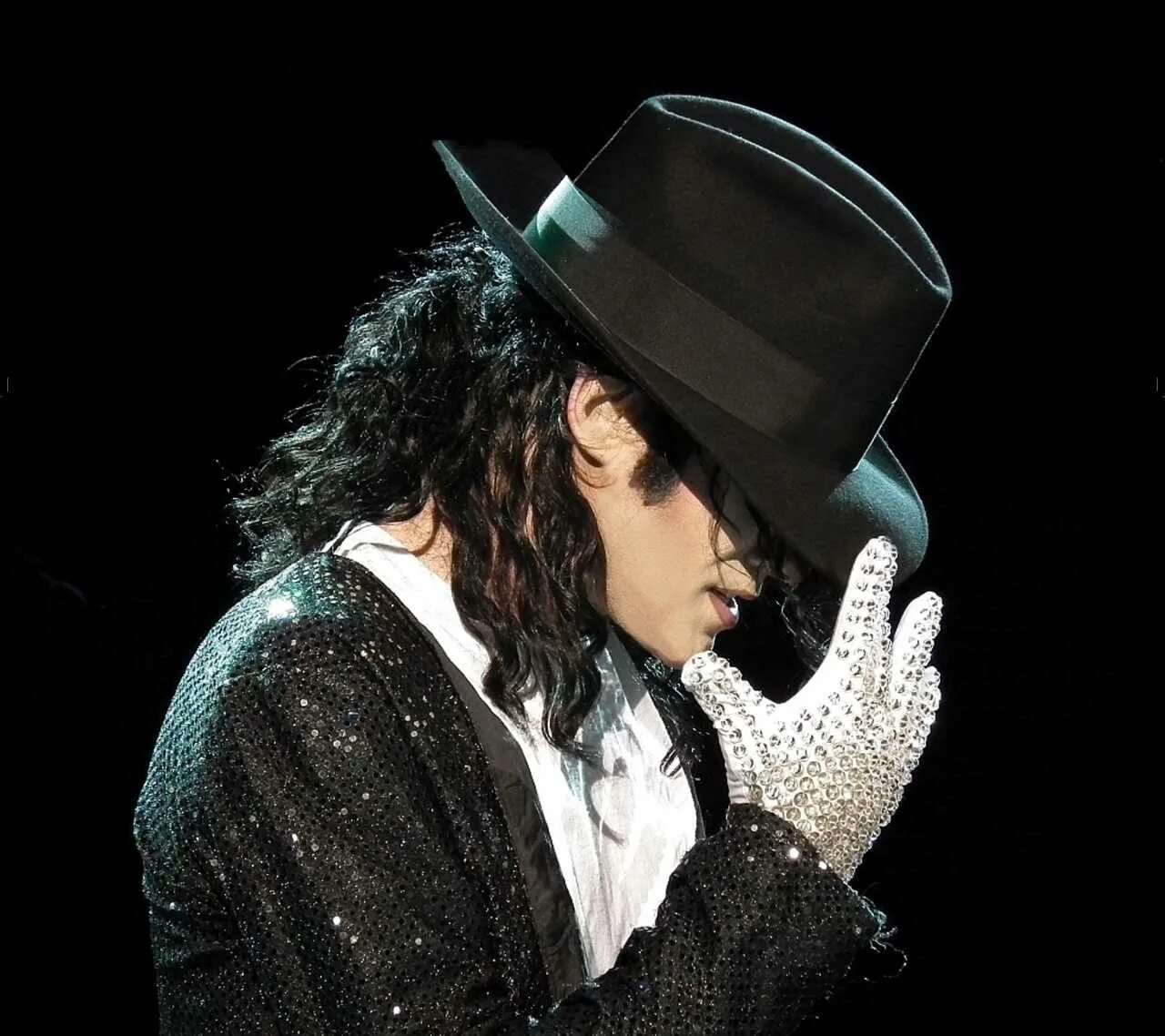 Слушать песню про майкла. Перчатка Майкла Джексона. Май Лджексон.