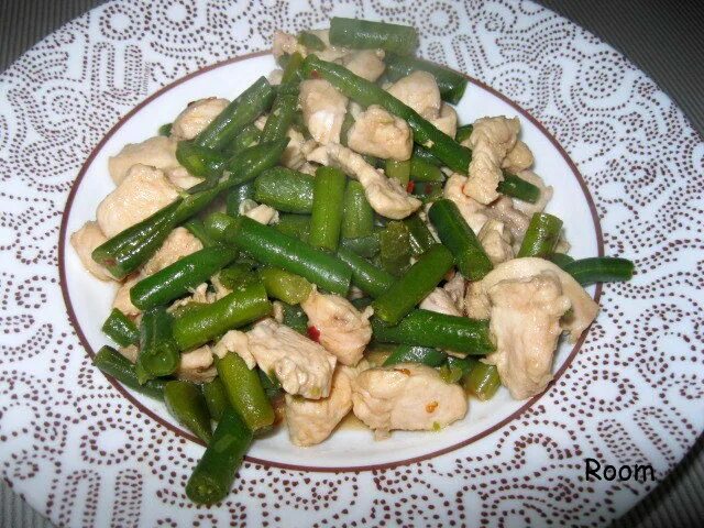 Стручковая фасоль куриное филе. Стручковая фасоль с куриной грудкой. грудка со стручковой фасолью. филе со стручковой фасолью. куриное филе и стручковая фасоль.