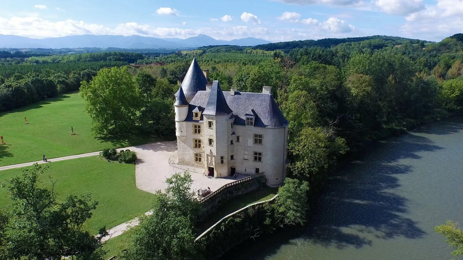 Шато сен. Замок Шато Франция. Шато Габо замок. Замок Эсклимон Франция. Замок Шато-де-Монтень Дордонь.