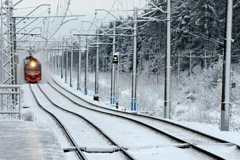 Поезд ржд на рельсах