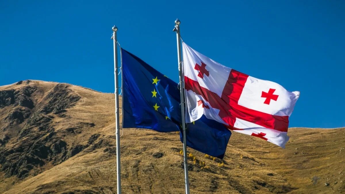 3 грузии. Флаг грузии гарибашвили. флаг грузии и ес. грузия тбилиси флаг. флаг грузии и европы.