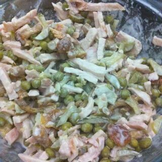 Салат из грудки огурцов и горошка