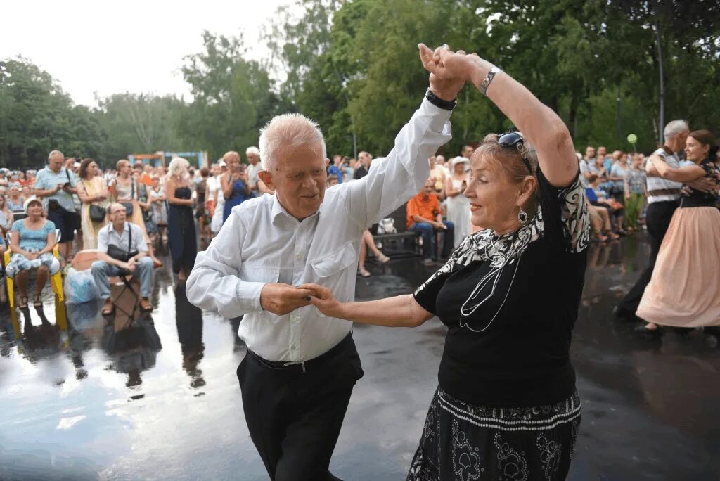 Танцевальный вечер. Танцы для пенсионеров бесплатно. Танцплощадка для пожилых. Танцы в парке для пенсионеров. Танцы в парках для пожилых.