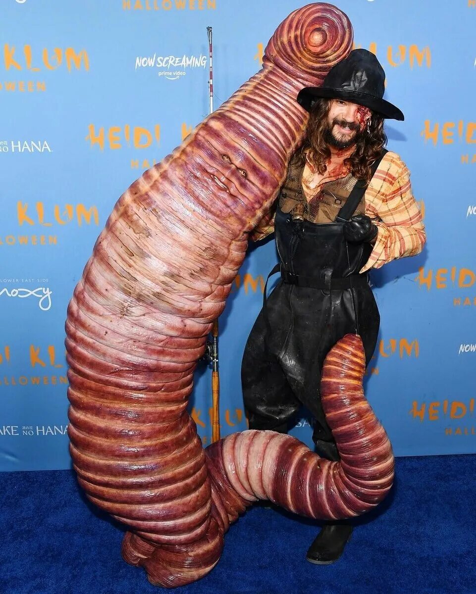 Хайди Клум в костюме червя. Хайди Клум Хэллоуин 2022 червяк. Костюм червя на Хэллоуин Хайди Клум. Образ Хайди Клум на Хэллоуин 2022.