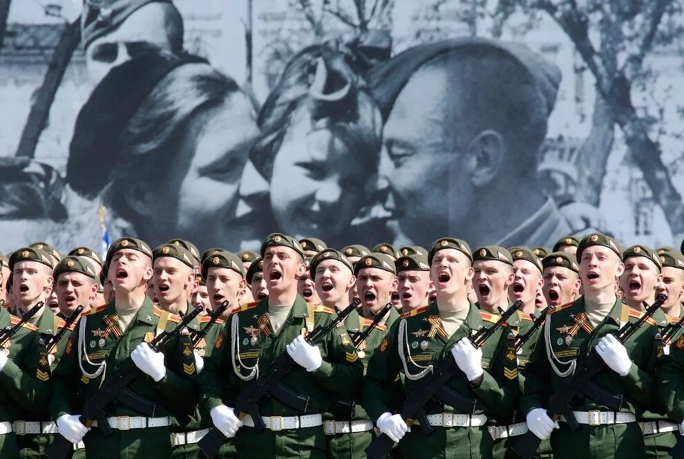 Песня солдаты на парад. Солдаты на параде. Русские солдаты на параде. Строй солдат на параде. Российский солдат на параде.