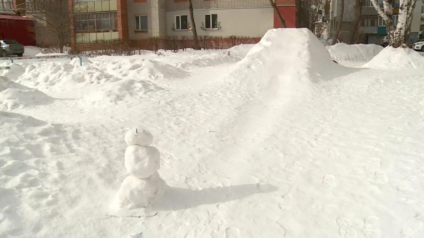 Строим горку во дворе. Снежная горка. горка из снега. горка из снега во дворе. снежная горка во дворе.