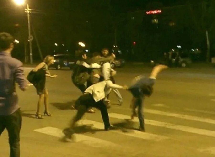 Драка ночью. Драка на улице в темноте. Драка ночью. Драка на улице ночью зимой. Драка ночью.