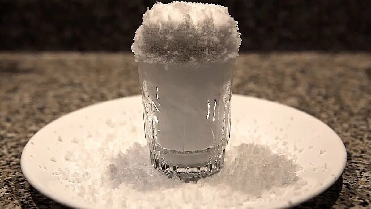 Можно ли пить снежки. Полиакрилат натрия снег. Снег в стакане. Эксперименты со снегом. Опыт со снегом и солью.