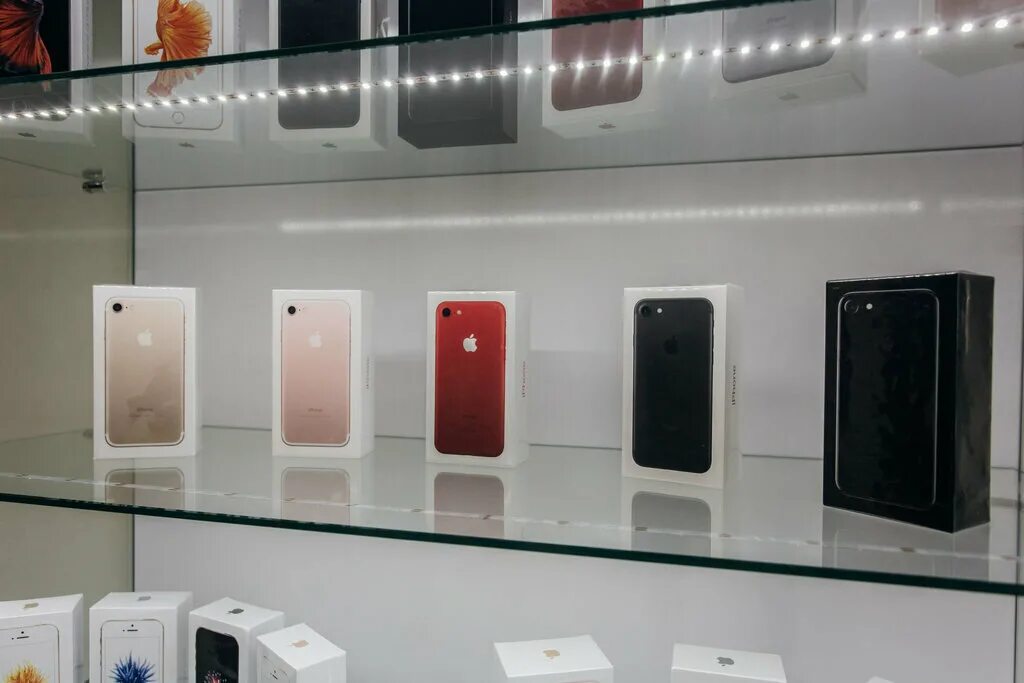 Магазин айфонов 11 про. Iphone 11 Apple Store. Айфон 12 эпл стор. Айфон 11 магазин Apple. Витрина с айфонами.