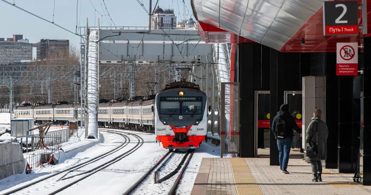 Платформа вокзала. Московская Кольцевая железная дорога. Электрички. Станция Минская. Электрички киевского направления селятино киевское