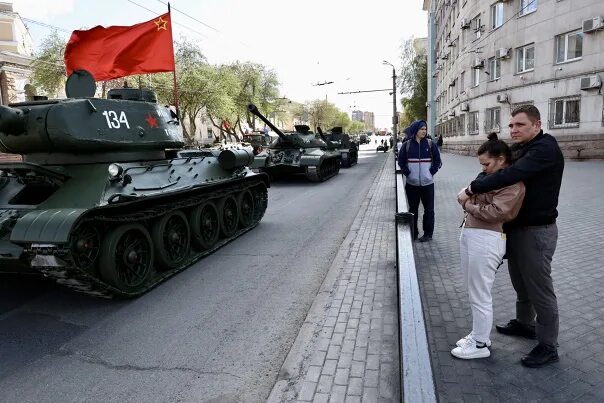 5 мая челябинск. Парад Победы танки. Репетиция парада Челябинск. Танк в городе. Парад Победы Челябинск.