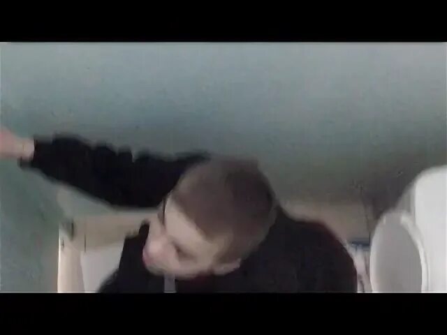 Девушка какает в школе