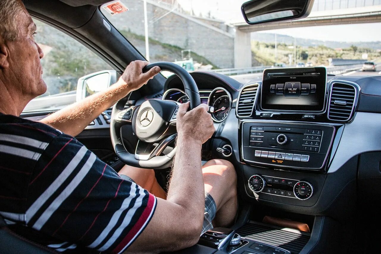 Мерседес бенц е200. W222 mercedes за рулем. Автономное вождение. Mercedes benz ml 450. За рулем мерседес w221.