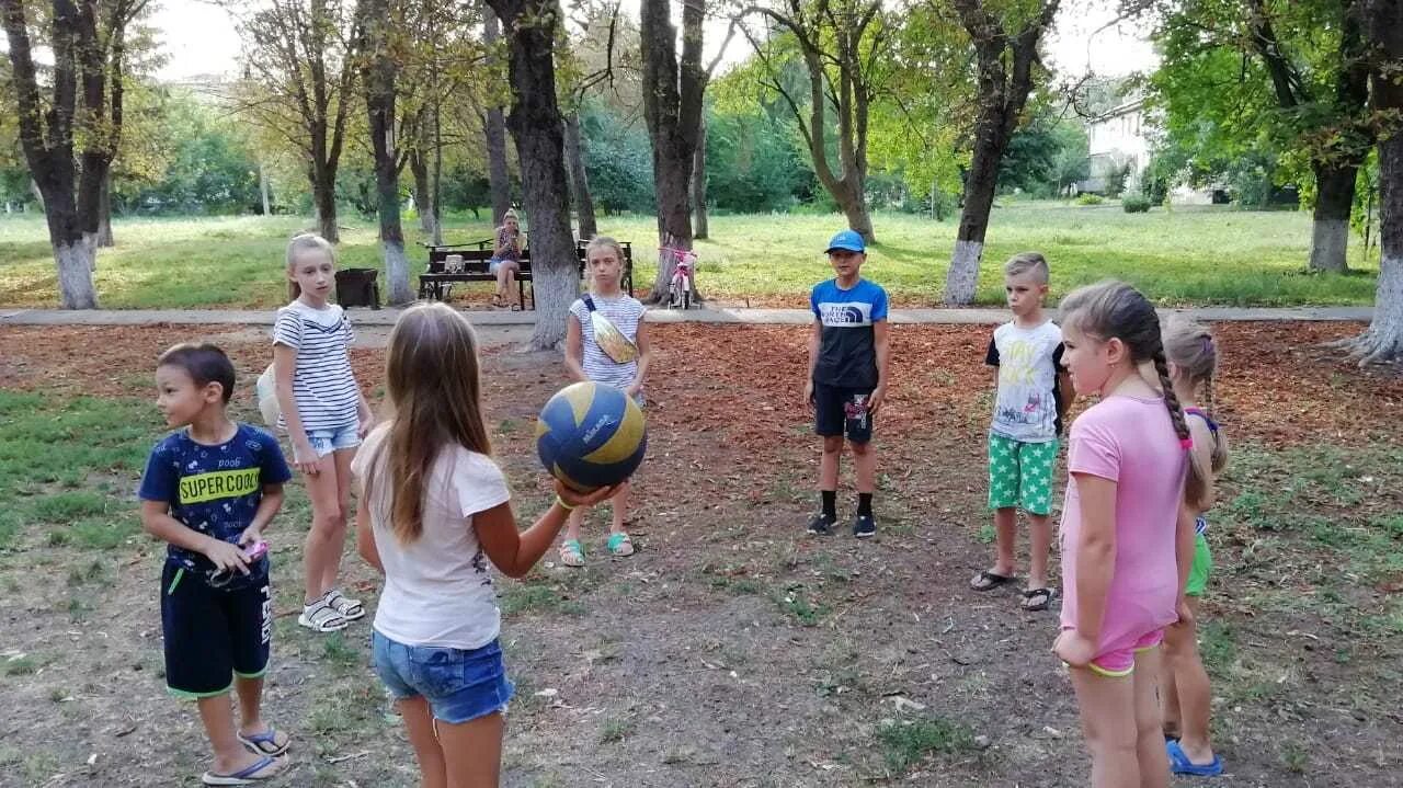 Игра с мячом штандер. Дворовые игры с мячом. Мяч в игре!. Детские игры с мячом на свежем воздухе. Дети играют в мяч.
