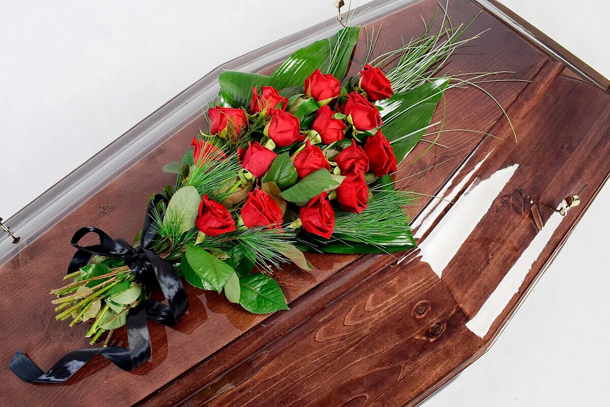 траурные букеты из живых цветов. траурный букет из хризантем. букет на похороны. букеты цветов на похороны. букеты цветов на похороны.