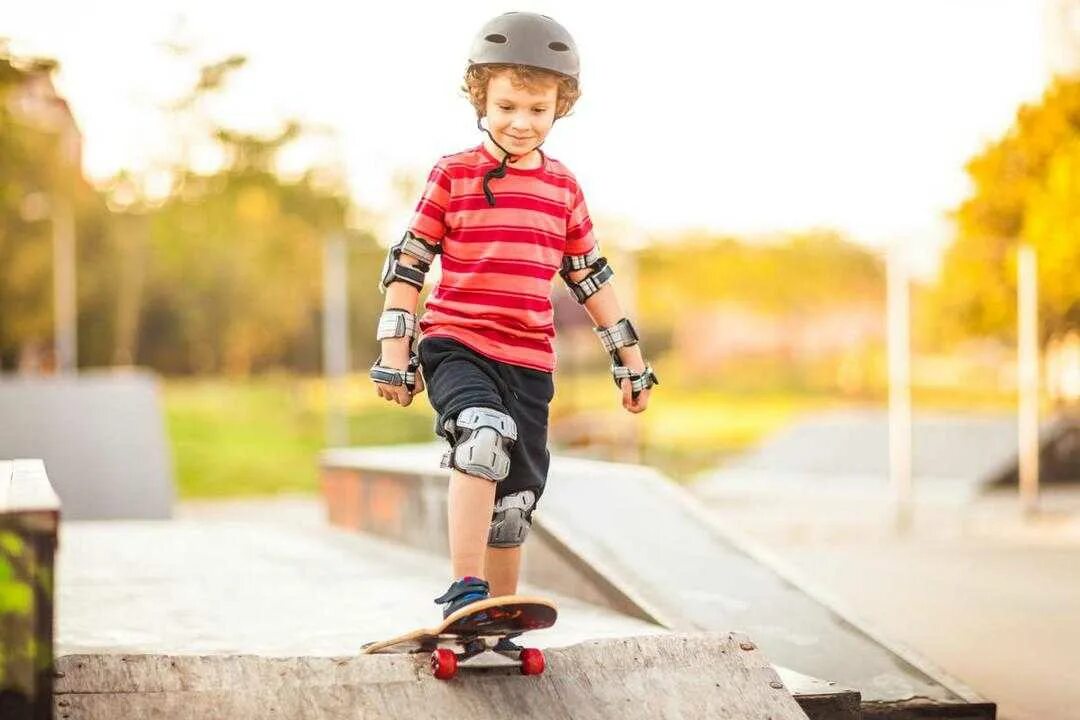 Где можно кататься на роликах. Мальчик на скейтборде. Ребенок на скейте. Скейт для детей. Мальчик катается на скейте.