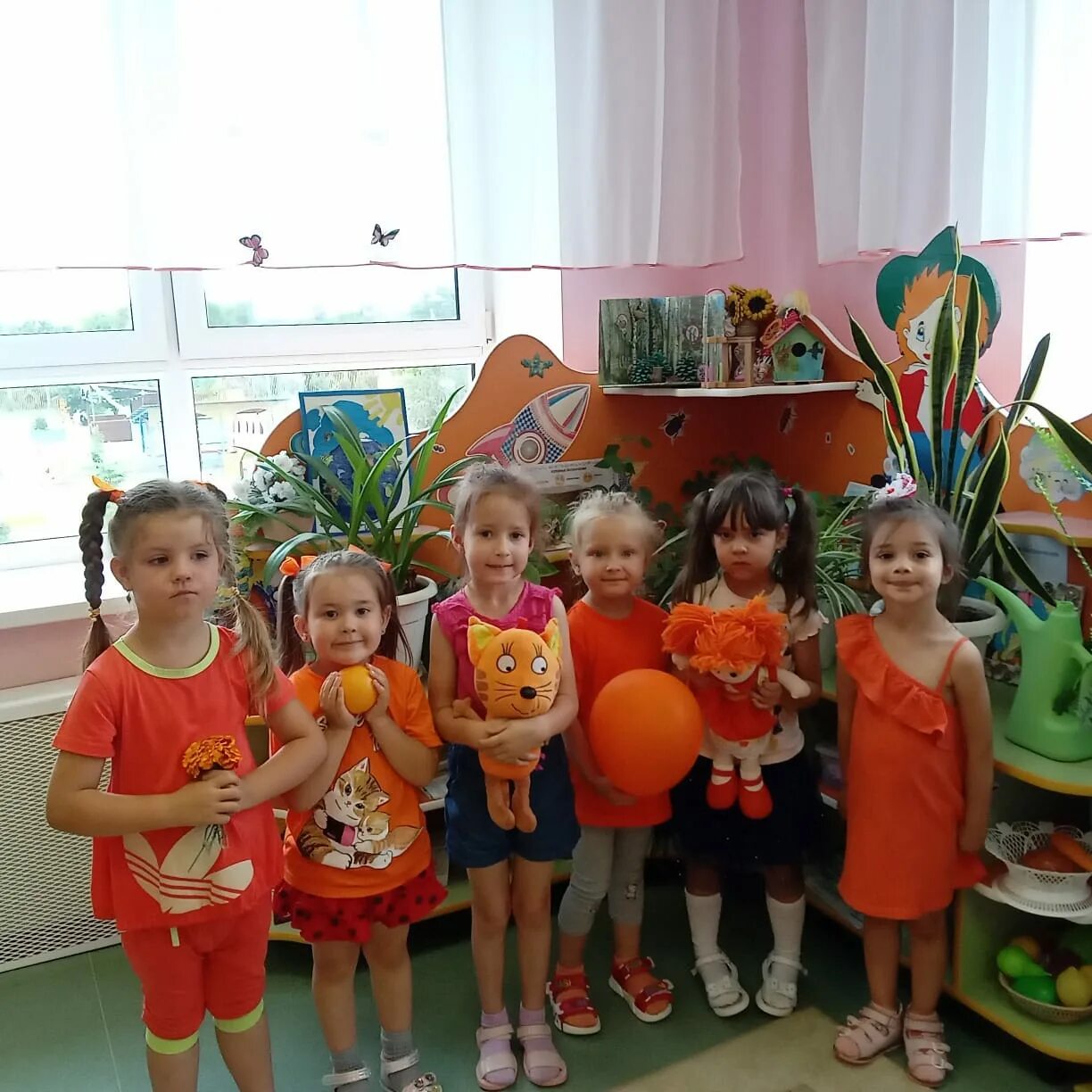 Необычные дни в детском саду. Оранжевый день в детском саду в младшей группе. Цветная неделя в детском саду. Оранжевый день в детском саду старшая группа. Разноцветная неделя в саду.
